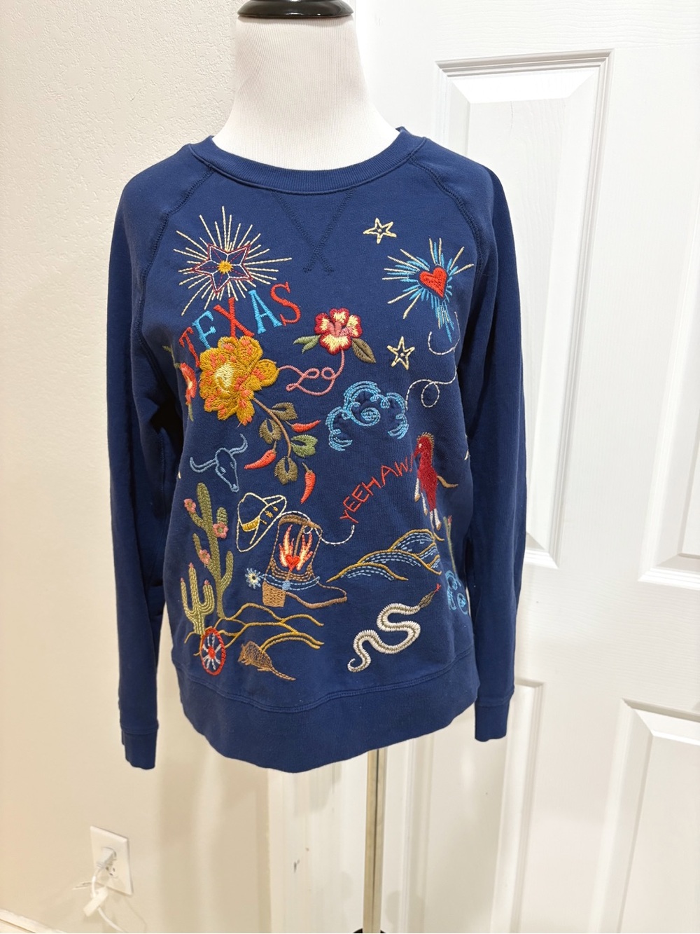 Johnny Was Embroidered Navy Texas Raglan Sweatshirt Small - Picture 3 of 6